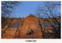 602084 Gezicht op de westgevel van het transept van de Domkerk (Domplein) te Utrecht met op de voorgrond het bovenste ...